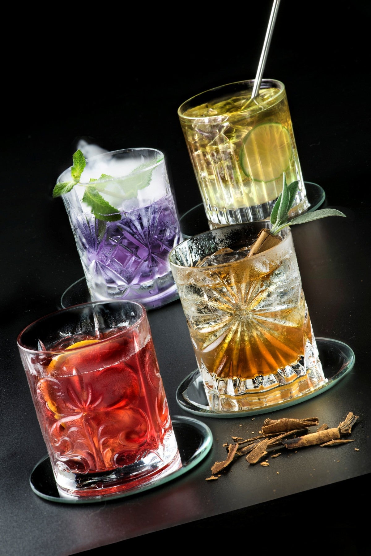 Bicchieri Highball e Lowball con bordo dorato MCM: eleganti accessori per cocktail - Italia Bicchieri Highball e Lowball con bordo dorato MCM: eleganti accessori per cocktail - Italia